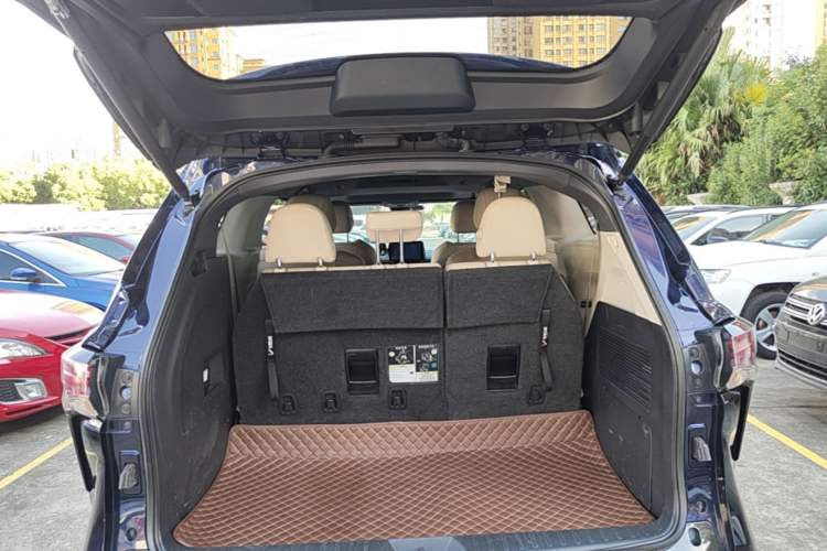 Used Toyota SIENNA 2021 2.5L Hybrid Luxury Edition Trunk