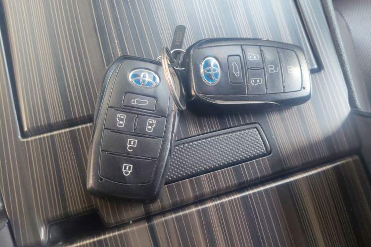 Used Toyota SIENNA 2021 2.5L Hybrid Platinum Edition Vehicle Key