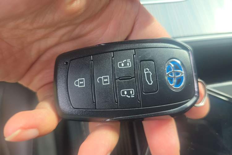 Used Toyota SIENNA 2021 2.5L Hybrid Platinum Edition Vehicle Key