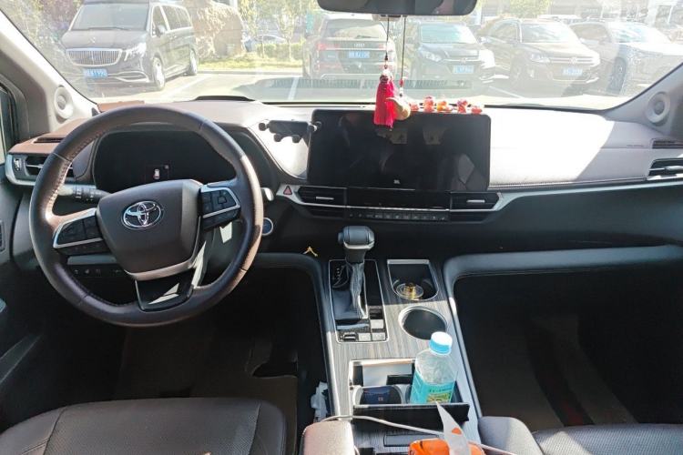 Used Toyota SIENNA 2021 2.5L Hybrid Platinum Edition Center Console