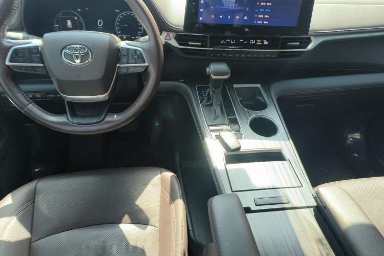 Used Toyota SIENNA 2021 2.5L Hybrid Platinum Edition Center Console