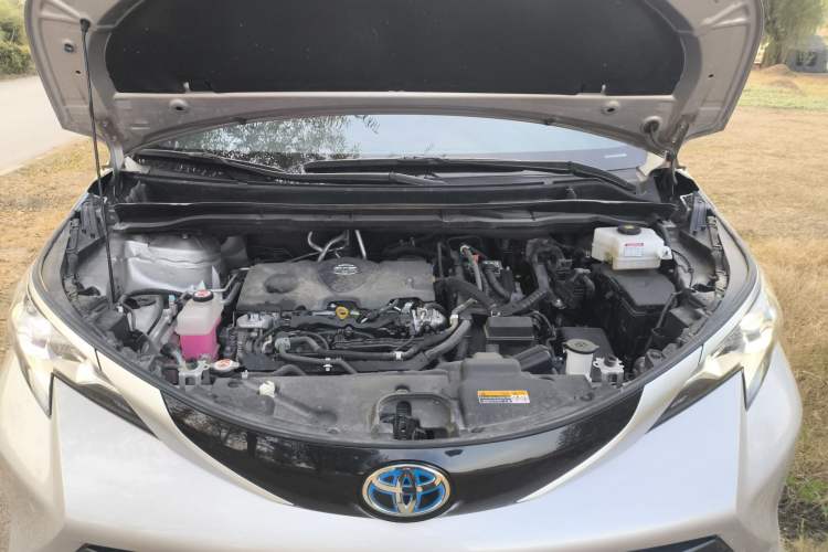 Used Toyota SIENNA 2021 2.5L Hybrid Luxury Edition Engine Bay