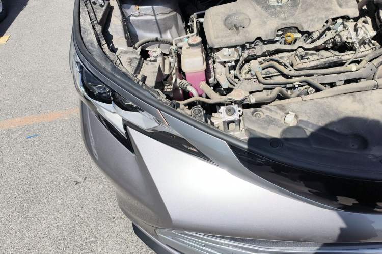 Used Toyota SIENNA 2021 2.5L Hybrid Platinum Edition Engine Bay Right