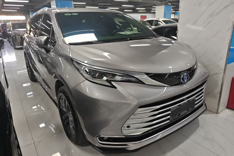 Used Toyota SIENNA 2021 2.5L Hybrid Platinum Edition Front Right 45 Deg
