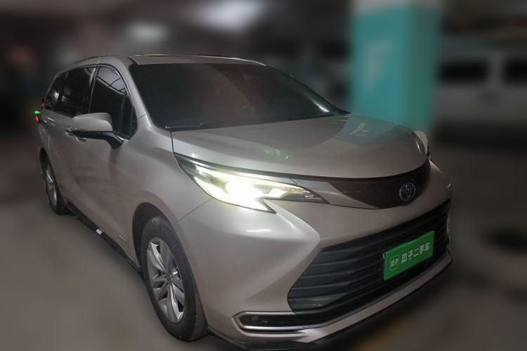 Used Toyota SIENNA 2021 2.5L Hybrid Ultimate Edition Front Right 45 Deg