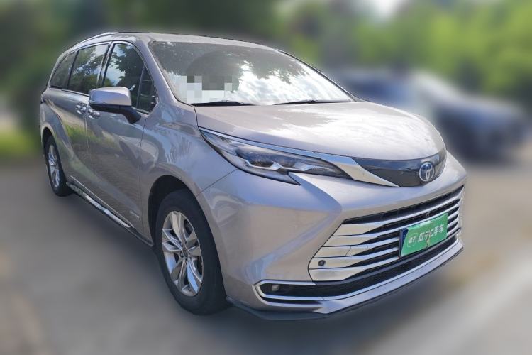 Used Toyota SIENNA 2021 2.5L Hybrid Platinum Edition Front Right 45 Deg