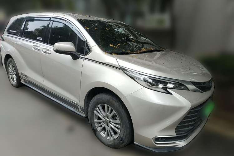 Used Toyota SIENNA 2021 2.5L Hybrid Luxury Edition Front Right 45 Deg