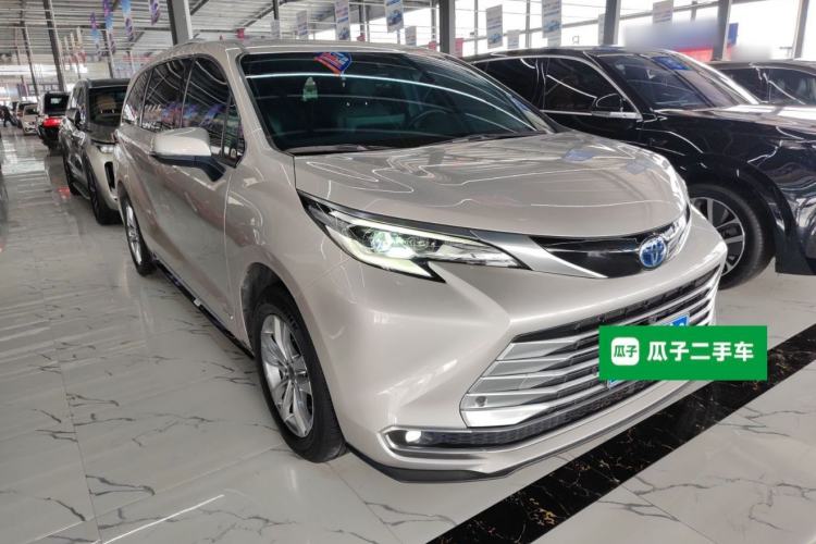 Used Toyota SIENNA 2021 2.5L Hybrid Platinum Edition Front Right 45 Deg