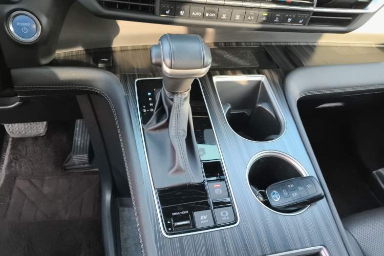 Used Toyota SIENNA 2021 2.5L Hybrid Platinum Edition Gear Lever