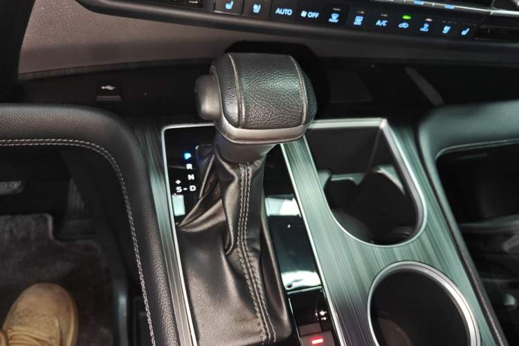 Used Toyota SIENNA 2021 2.5L Hybrid Platinum Edition Gear Lever