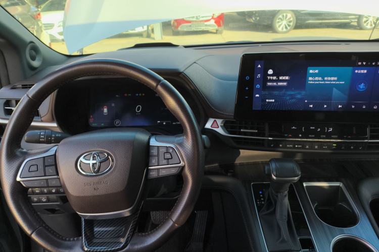 Used Toyota SIENNA 2021 2.5L Hybrid Platinum Edition Interior 2