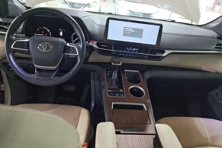 Used Toyota SIENNA 2021 2.5L Hybrid Luxury Edition Interior 2