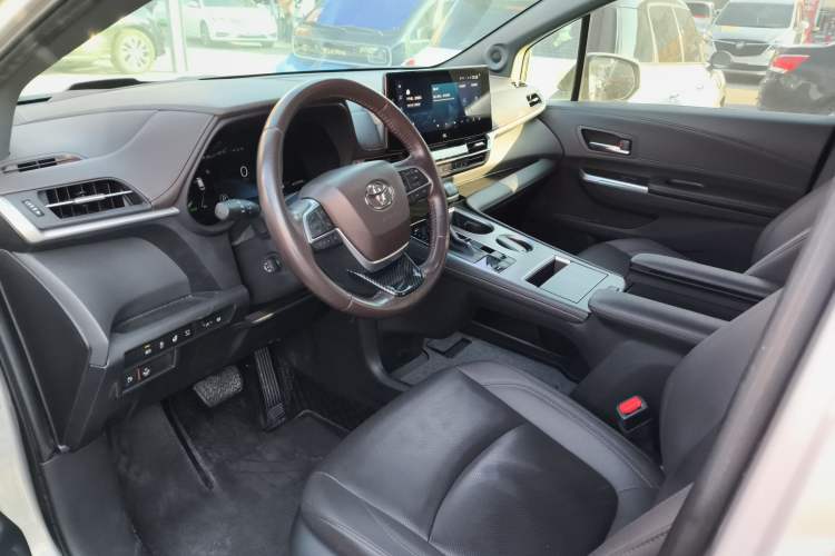Used Toyota SIENNA 2021 2.5L Hybrid Platinum Edition Interior 3