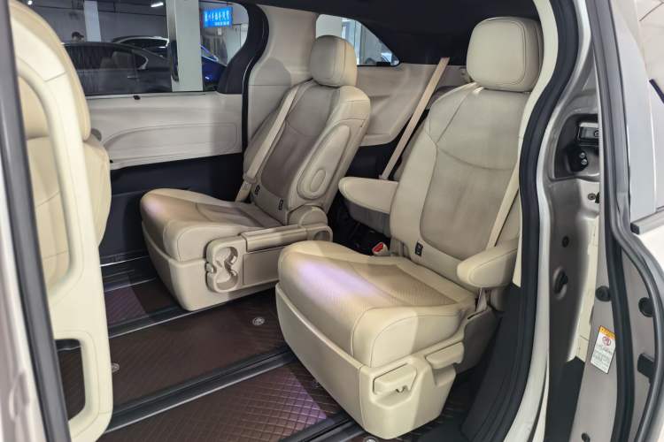 Used Toyota SIENNA 2021 2.5L Hybrid Luxury Edition Interior 3
