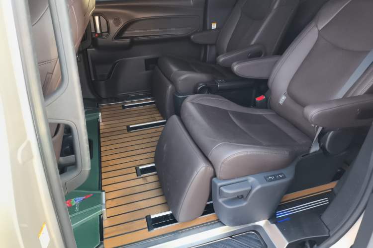 Used Toyota SIENNA 2021 2.5L Hybrid Platinum Edition Interior 4