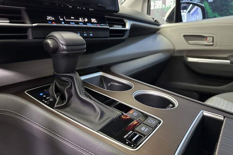 Used Toyota SIENNA 2021 2.5L Hybrid Comfort Edition Interior 4