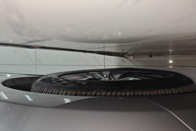 Used Toyota SIENNA 2021 2.5L Hybrid Platinum Edition Left Front Wheel Hub