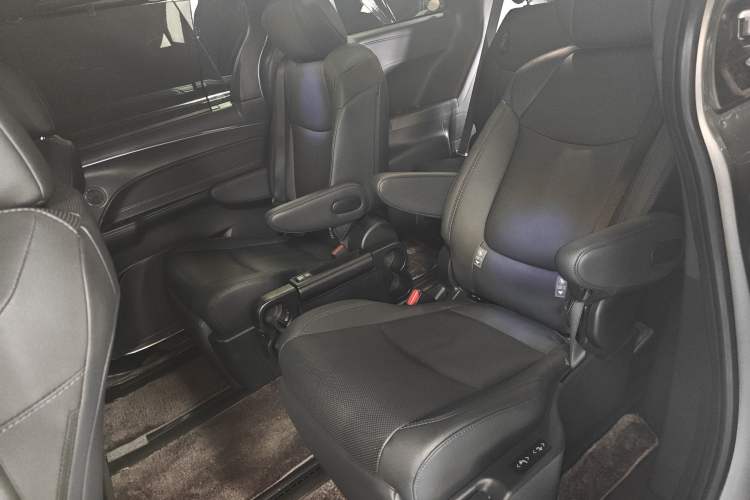 Used Toyota SIENNA 2021 2.5L Hybrid Platinum Edition Left Rear Seat