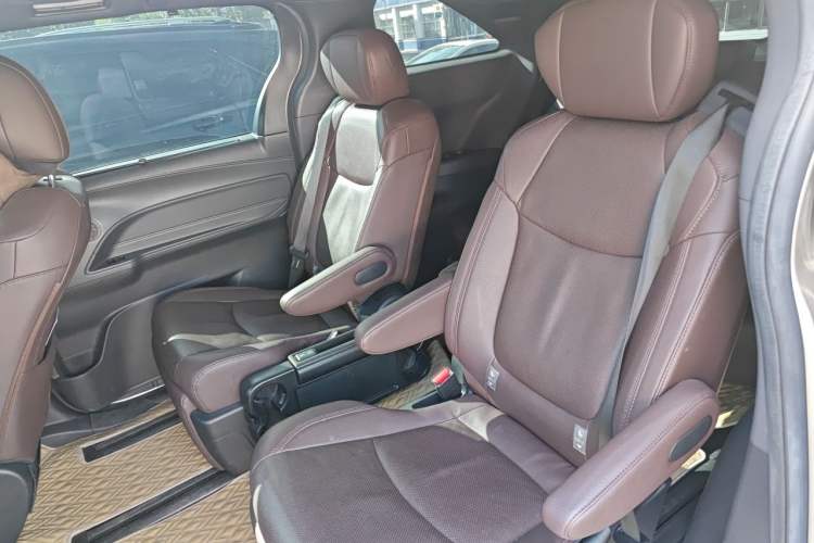 Used Toyota SIENNA 2021 2.5L Hybrid Platinum Edition Left Rear Seat