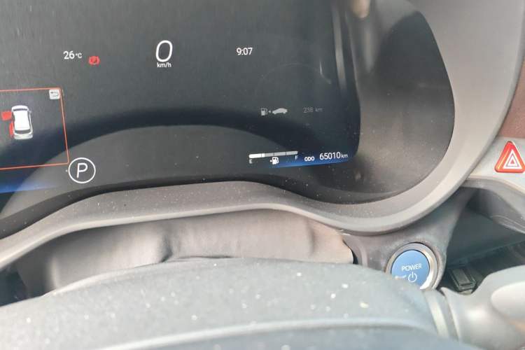 Used Toyota SIENNA 2021 2.5L Hybrid Platinum Edition Odometer Close Up