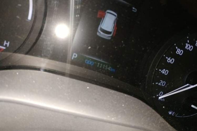 Used Toyota SIENNA 2021 2.5L Hybrid Luxury Edition Odometer Close Up