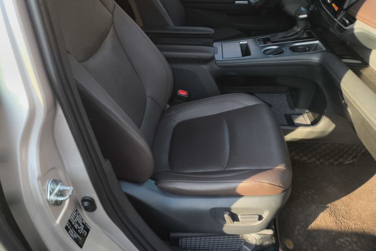 Used Toyota SIENNA 2021 2.5L Hybrid Platinum Edition Right Front Seat