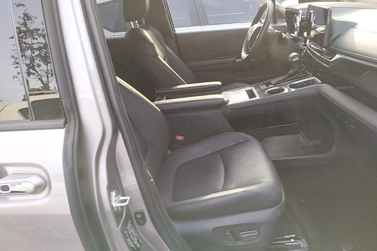 Used Toyota SIENNA 2021 2.5L Hybrid Ultimate Edition Right Front Seat