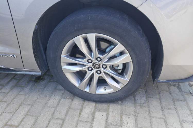 Used Toyota SIENNA 2021 2.5L Hybrid Platinum Edition Right Front Wheel Hub