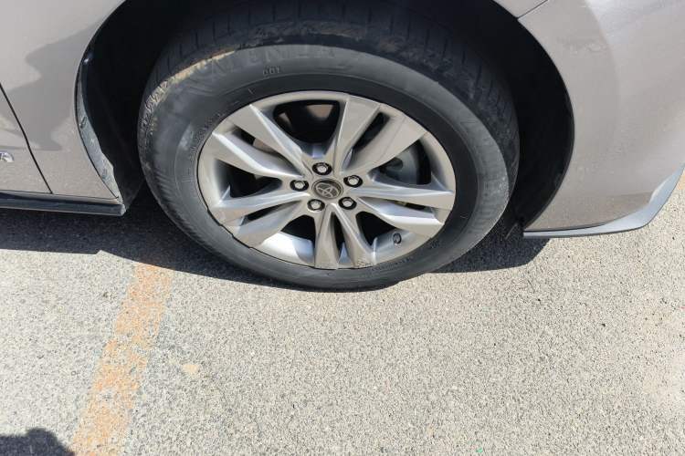 Used Toyota SIENNA 2021 2.5L Hybrid Platinum Edition Right Front Wheel Hub