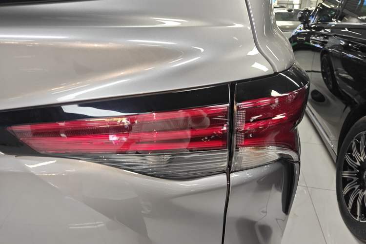 Used Toyota SIENNA 2021 2.5L Hybrid Platinum Edition Right Rear Taillight