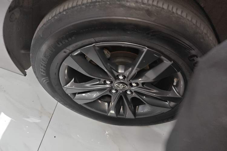 Used Toyota SIENNA 2021 2.5L Hybrid Platinum Edition Right Rear Wheel Hub