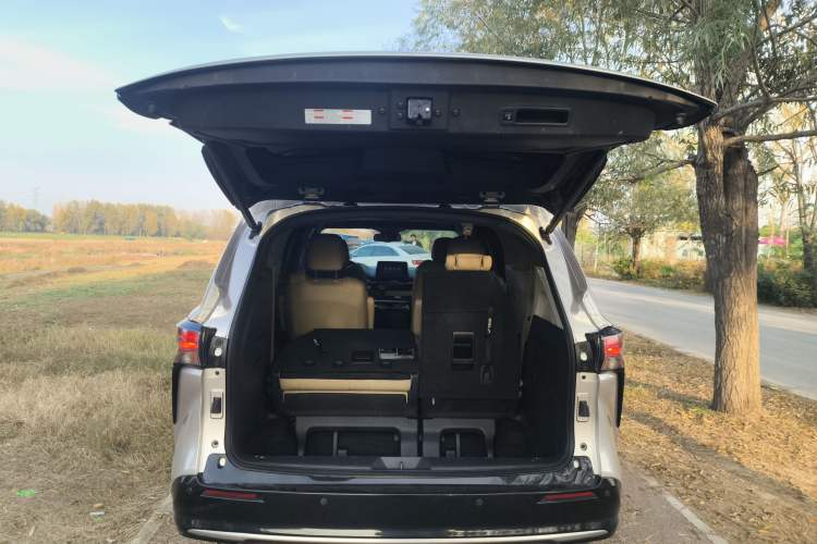 Used Toyota SIENNA 2021 2.5L Hybrid Luxury Edition Trunk