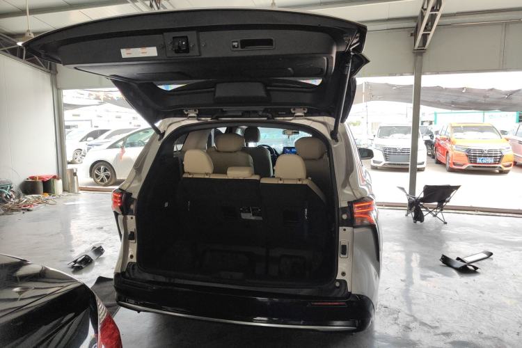 Used Toyota SIENNA 2021 2.5L Hybrid Premium Edition Trunk