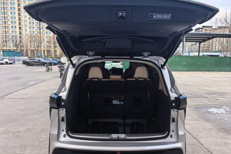 Used Toyota SIENNA 2021 2.5L Hybrid Comfort Edition Trunk