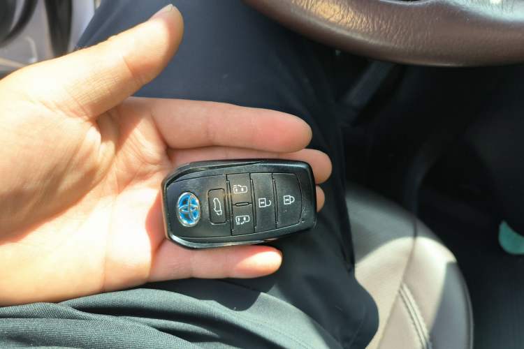 Used Toyota SIENNA 2021 2.5L Hybrid Platinum Edition Vehicle Key