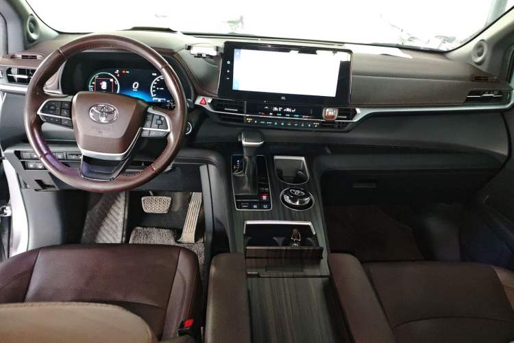 Used Toyota SIENNA 2021 2.5L Hybrid Platinum Edition Center Console