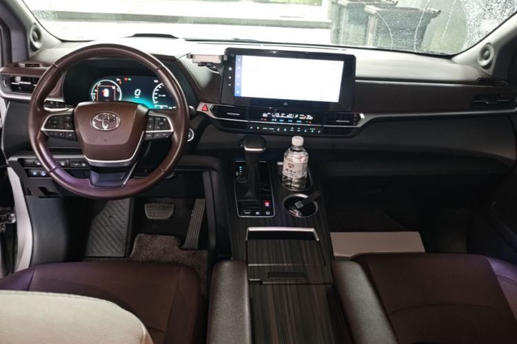 Used Toyota SIENNA 2021 2.5L Hybrid Platinum Edition Center Console
