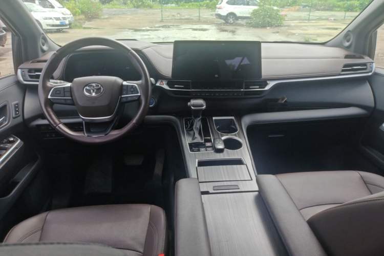 Used Toyota SIENNA 2021 2.5L Hybrid Platinum Edition Center Console
