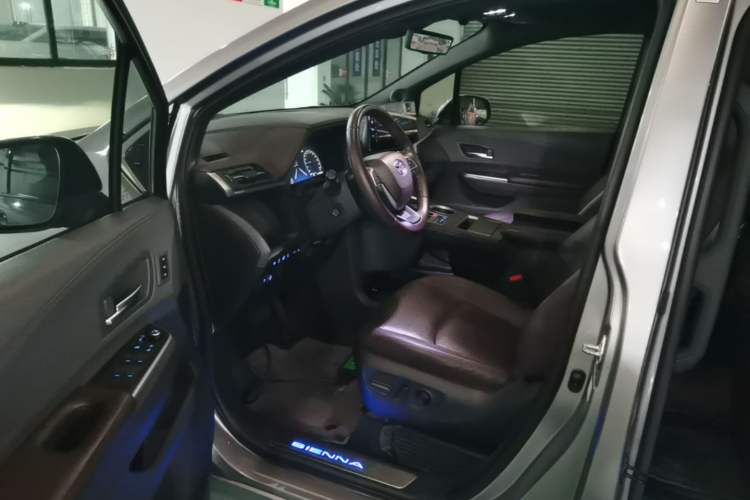 Used Toyota SIENNA 2021 2.5L Hybrid Platinum Edition Driver Seat