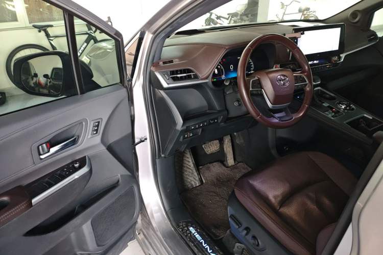 Used Toyota SIENNA 2021 2.5L Hybrid Platinum Edition Driver Seat