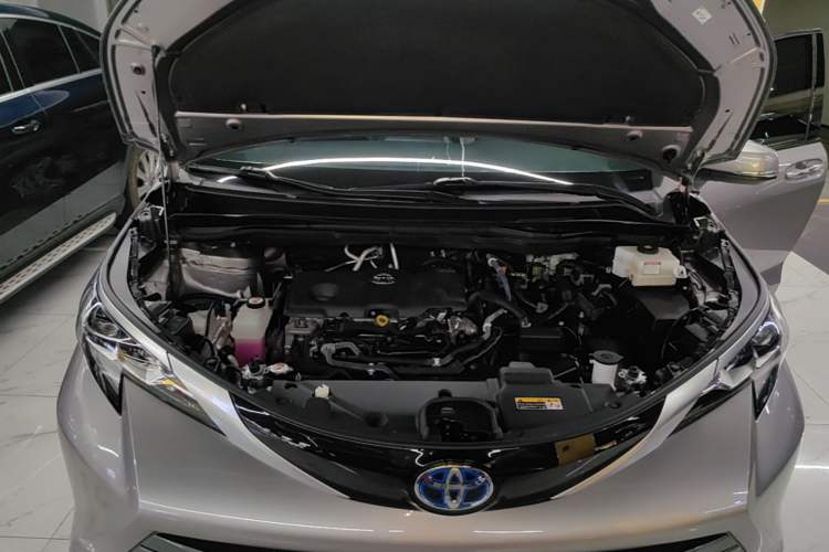 Used Toyota SIENNA 2021 2.5L Hybrid Premium Edition Engine Bay