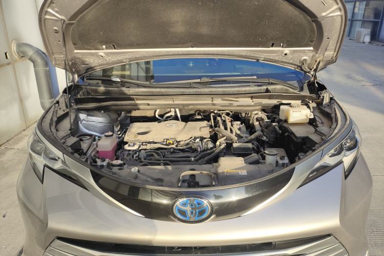 Used Toyota SIENNA 2021 2.5L Hybrid Platinum Edition Engine Bay