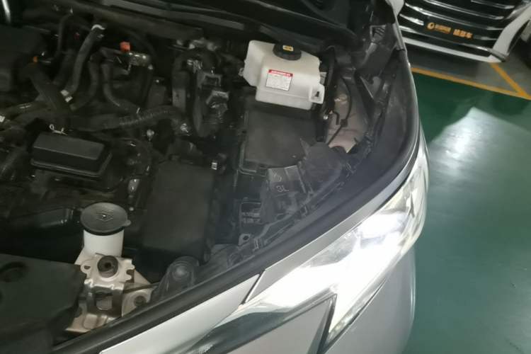 Used Toyota SIENNA 2021 2.5L Hybrid Platinum Edition Engine Bay Left