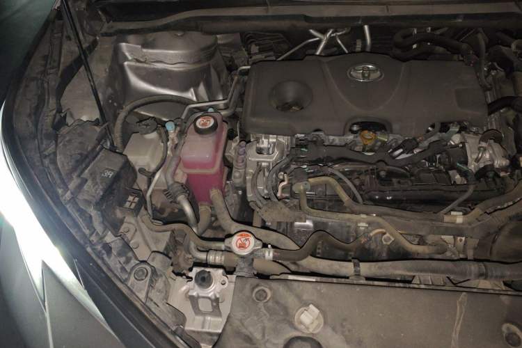 Used Toyota SIENNA 2021 2.5L Hybrid Platinum Edition Engine Bay Right