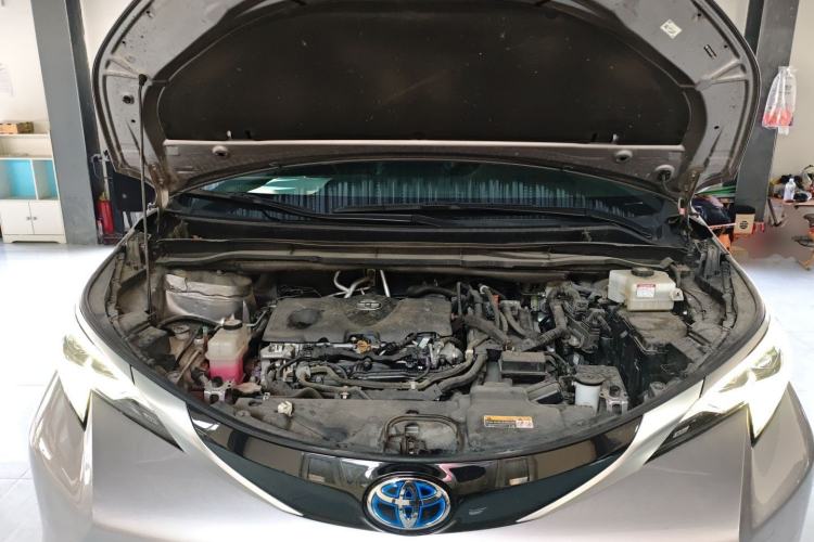 Used Toyota SIENNA 2021 2.5L Hybrid Platinum Edition Engine Bay