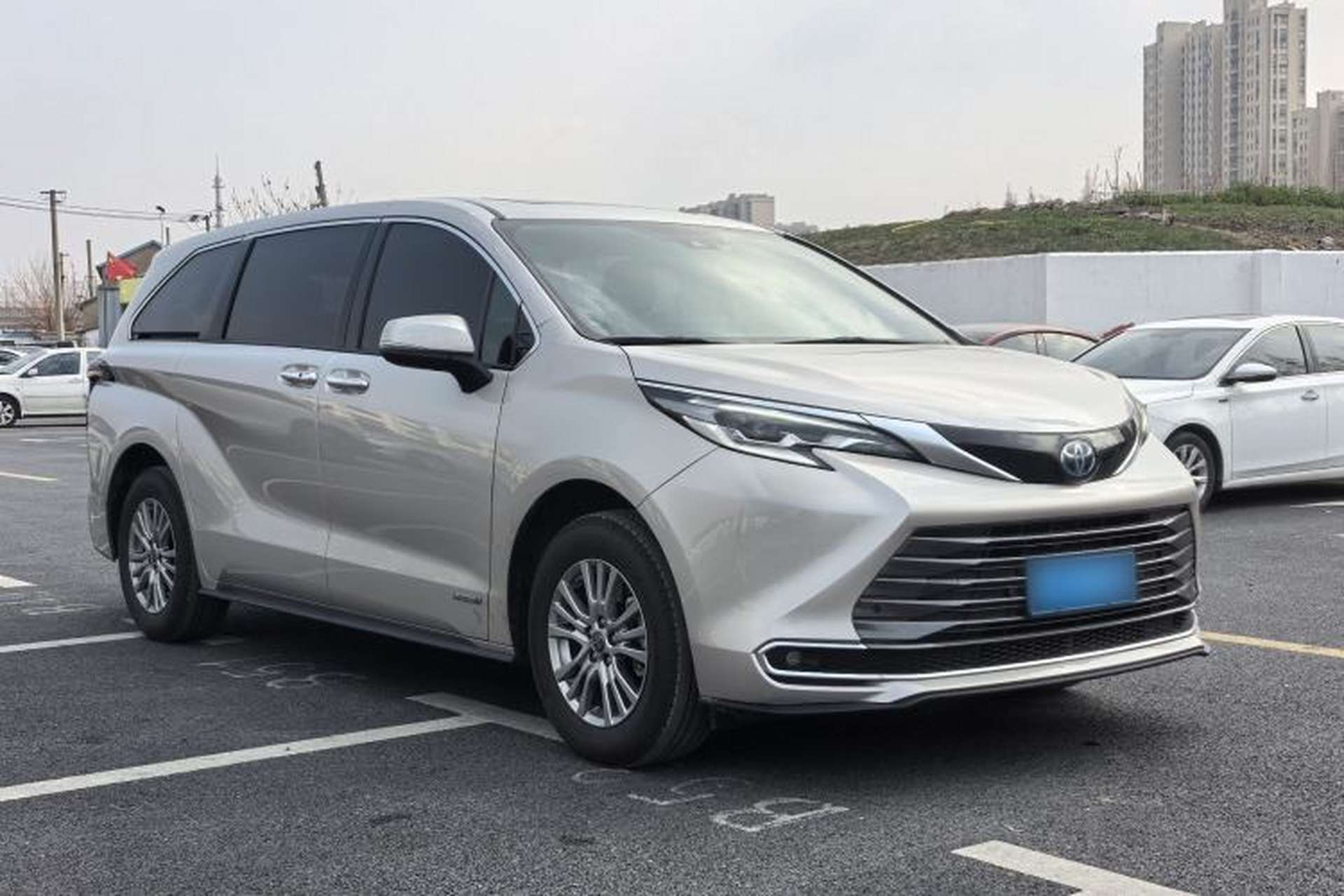 Used Toyota SIENNA 2021 2.5L Hybrid Premium Edition Exterior 2