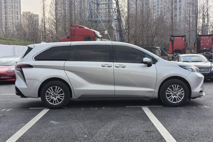Used Toyota SIENNA 2021 2.5L Hybrid Premium Edition Exterior 4