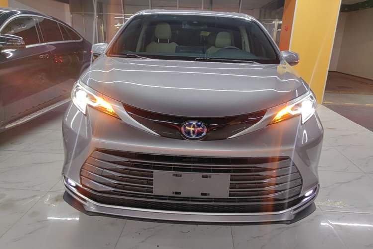 Used Toyota SIENNA 2021 2.5L Hybrid Premium Edition Front