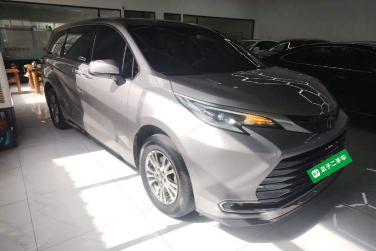 Used Toyota SIENNA 2021 2.5L Hybrid Premium Edition Front Right 45 Deg
