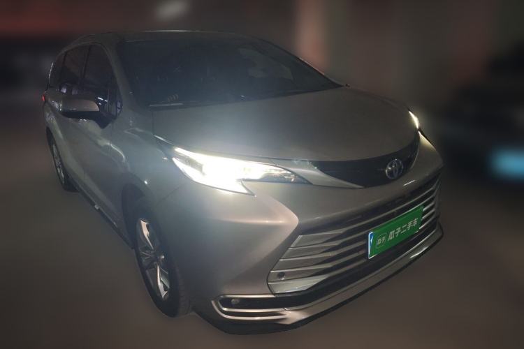 Used Toyota SIENNA 2021 2.5L Hybrid Platinum Edition Front Right 45 Deg